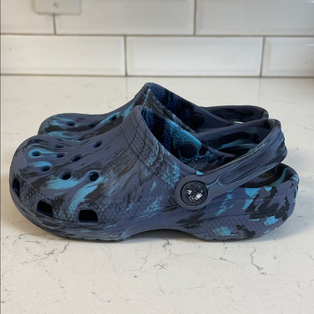 KIDS' CROCS LITTLE KID CLASSIC MARBLED 2 CLOGS Blue Swirl Clog Shoes Size 13 - Picture 9 of 17